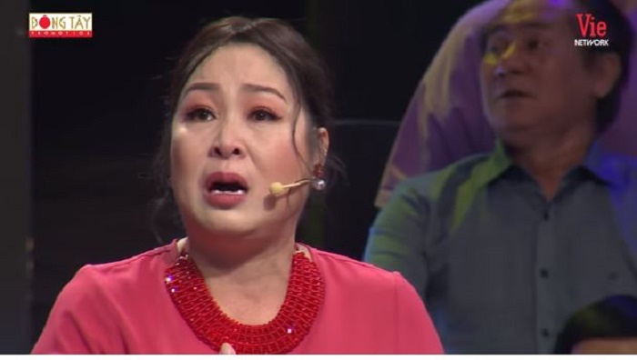 NSND Hồng Vân khóc kể lại kỷ niệm bị bạn vẩy mực vào áo vì nghèo - 1