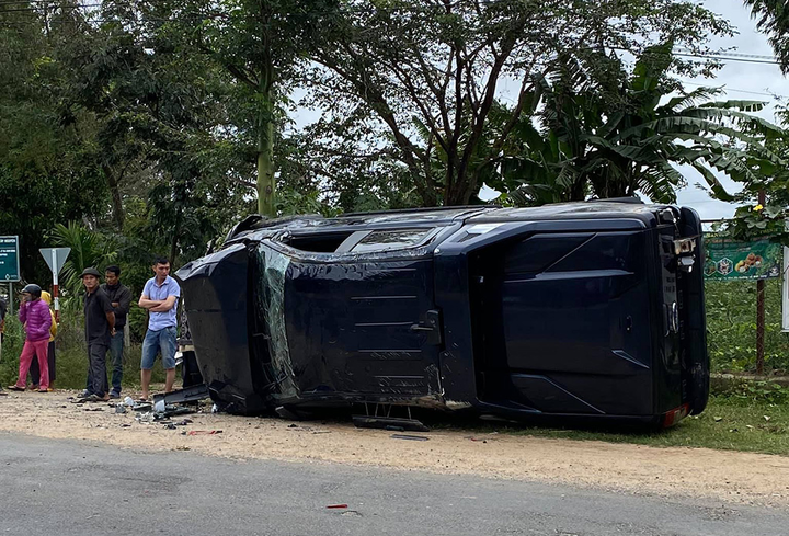 Va chạm với ô tô, hai thanh niên đi xe máy thiệt mạng - 1