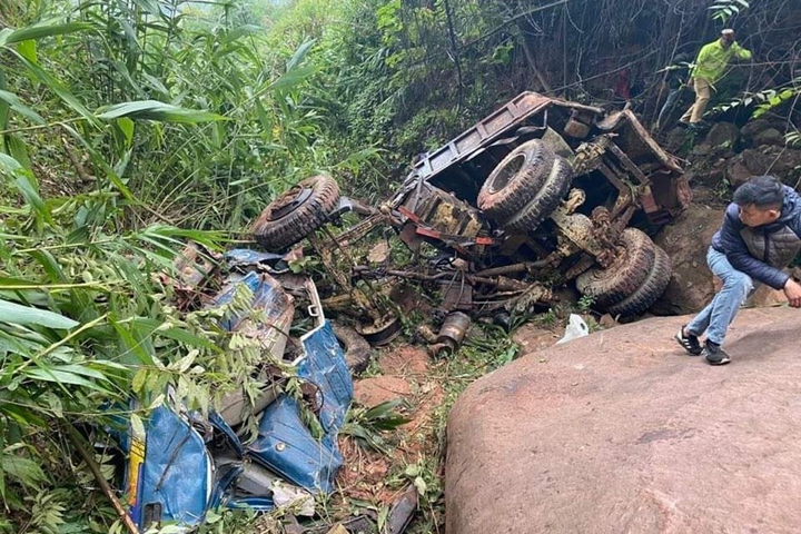 Xe tải lao xuống vực sâu ở Mộc Châu, 3 người thương vong - 1