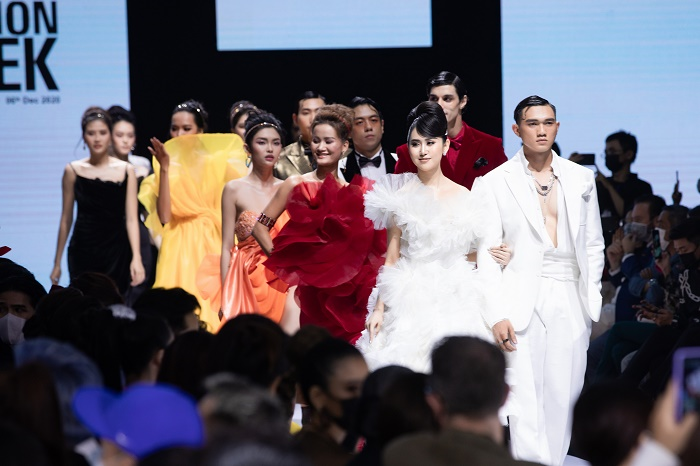 Á hậu Trúc Ny tái xuất rạng ngời trong đêm bế mạc Tuần lễ Thời trang Quốc tế - 8