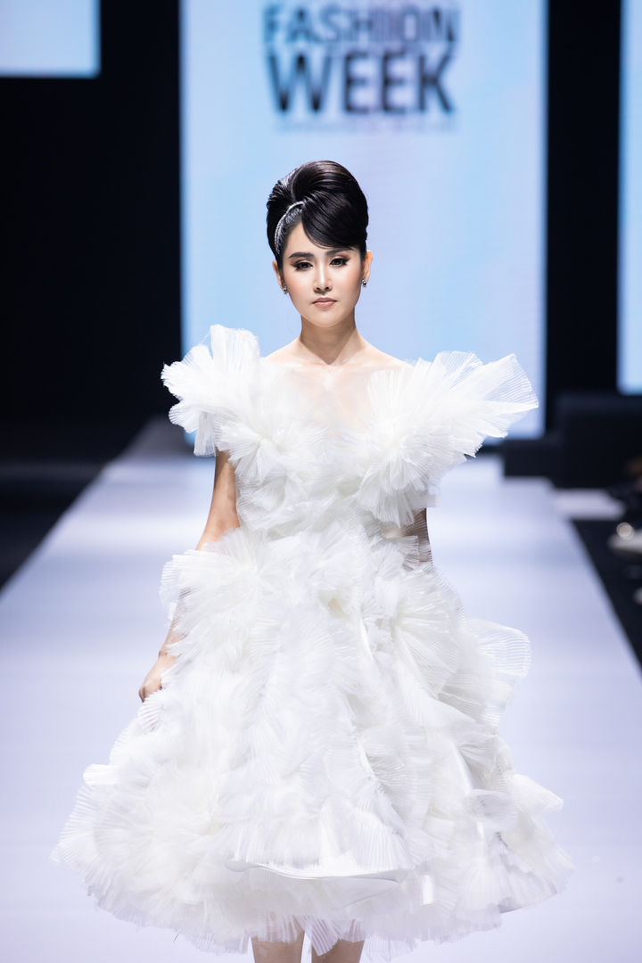 Á hậu Trúc Ny tái xuất rạng ngời trong đêm bế mạc Tuần lễ Thời trang Quốc tế - 1