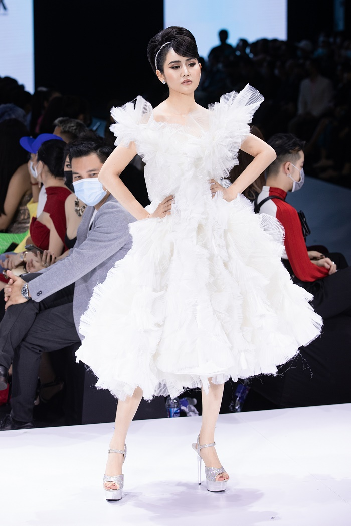 Á hậu Trúc Ny tái xuất rạng ngời trong đêm bế mạc Tuần lễ Thời trang Quốc tế - 3