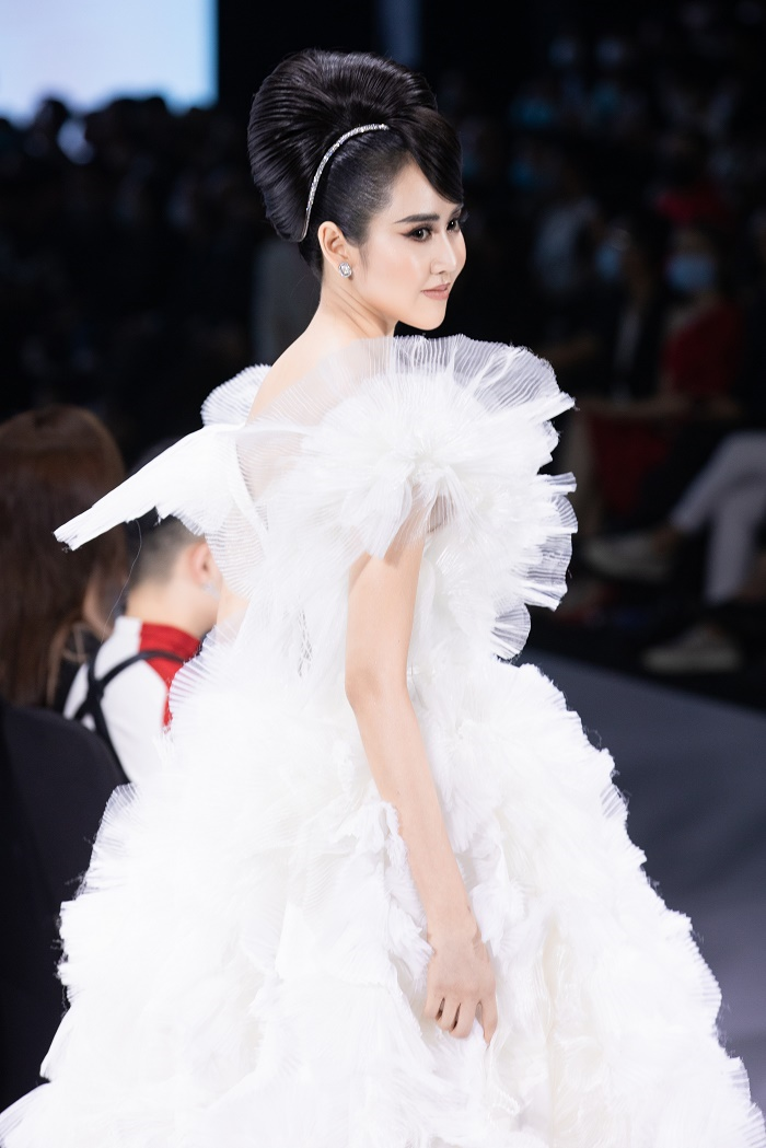 Á hậu Trúc Ny tái xuất rạng ngời trong đêm bế mạc Tuần lễ Thời trang Quốc tế - 4