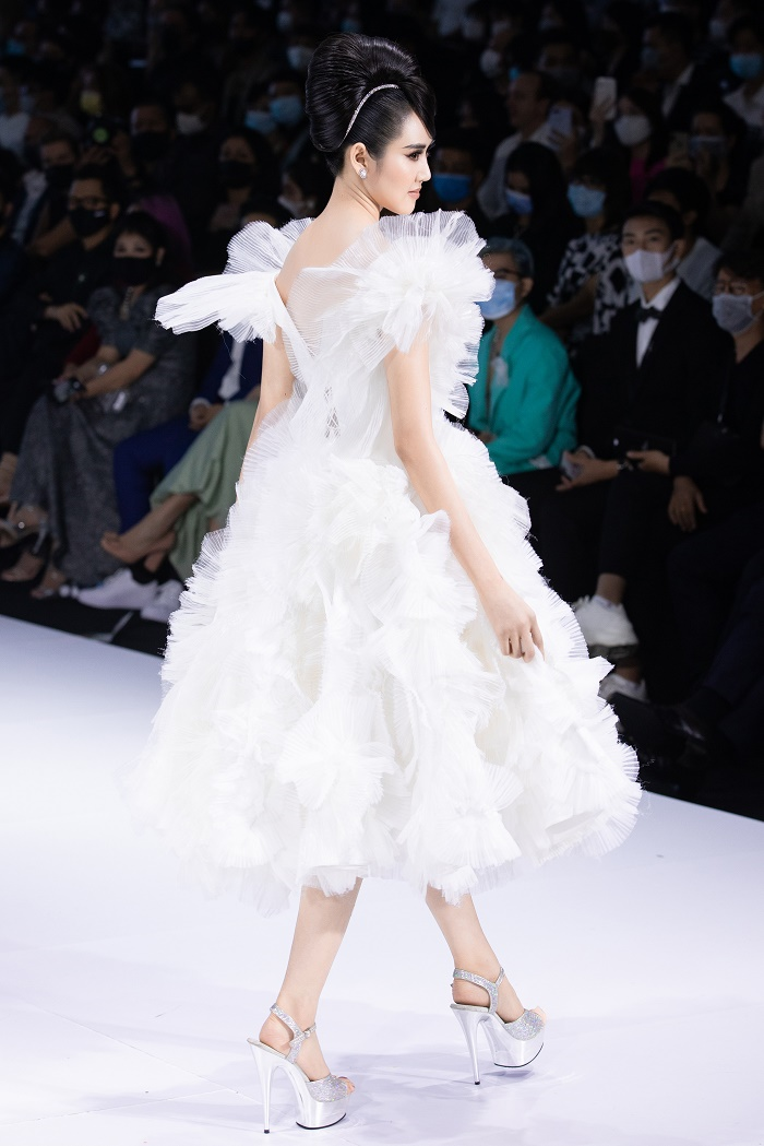 Á hậu Trúc Ny tái xuất rạng ngời trong đêm bế mạc Tuần lễ Thời trang Quốc tế - 5