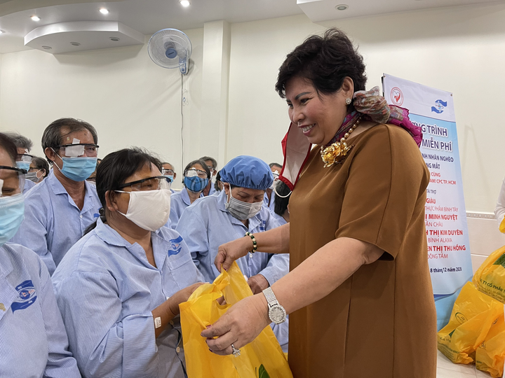 1.000 bệnh nhân 'tìm thấy ánh sáng' nhờ các mạnh thường quân tài trợ mổ mắt - 2