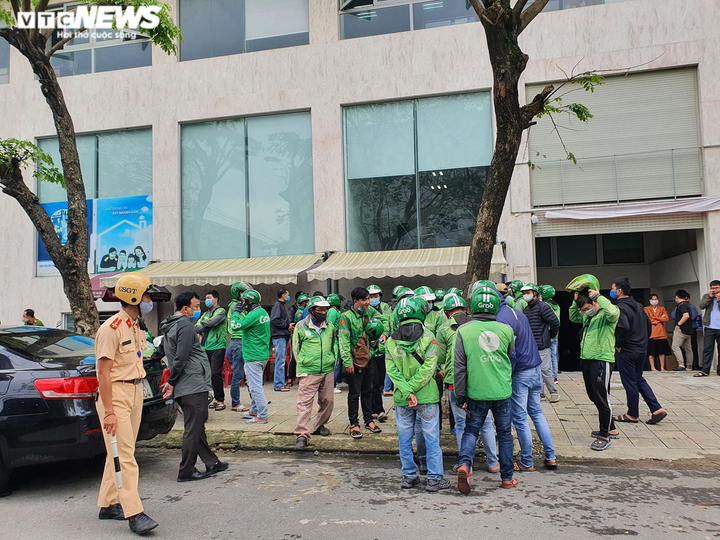 Hàng trăm tài xế vây trụ sở Grab tại Đà Nẵng phản đối mức chiết khấu mới - 1