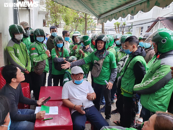 Hàng trăm tài xế vây trụ sở Grab tại Đà Nẵng phản đối mức chiết khấu mới - 2