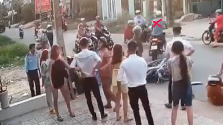 Gã côn đồ đạp vào mặt nữ sinh: Rùng mình vì sự hèn nhát của người xung quanh - 1