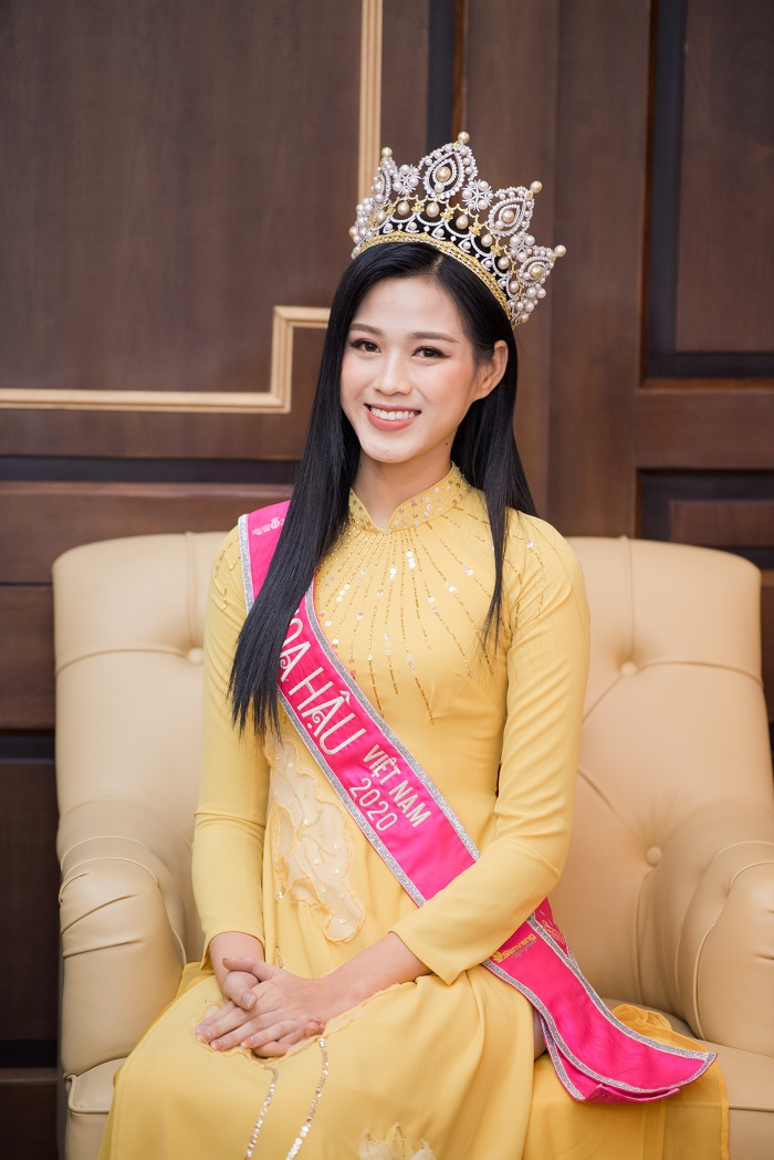 Nhắc tới bức ảnh đi làm ruộng giúp gia đình, Hoa hậu Đỗ Thị Hà bật khóc - 7