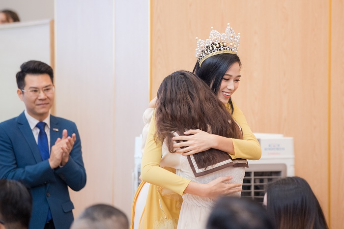 Nhắc tới bức ảnh đi làm ruộng giúp gia đình, Hoa hậu Đỗ Thị Hà bật khóc - 6