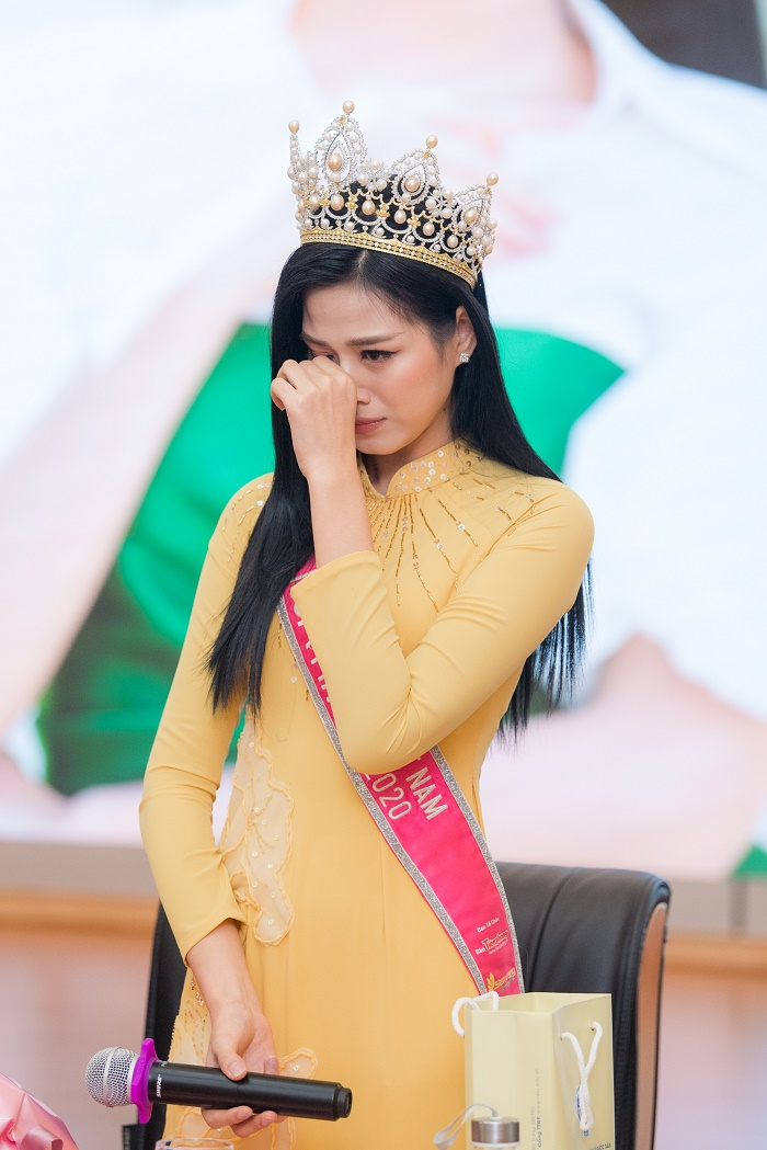 Nhắc tới bức ảnh đi làm ruộng giúp gia đình, Hoa hậu Đỗ Thị Hà bật khóc - 5