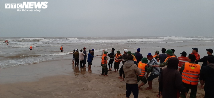 Lật thuyền khiến 2 anh em ruột mất tích ở Quảng Bình: Tìm thấy thi thể người anh - 1