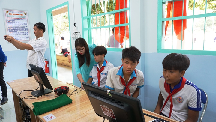 'Thêm con chữ, bớt đói nghèo': Chương trình tài trợ cho giáo dục nhân văn - 3