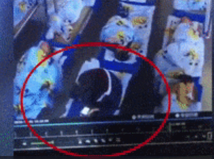 Phẫn nộ giáo viên mầm non ngồi đè lên người trẻ, vô tư dùng điện thoại - 1