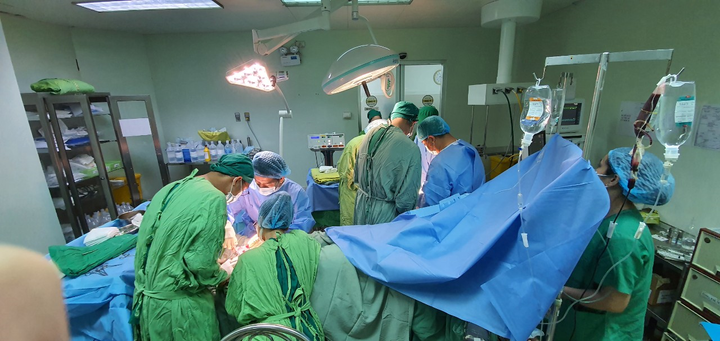 Người đàn ông 62 tuổi bị máy cưa cắt gần đứt lìa tay chân - 2