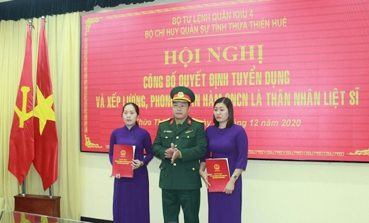 Vợ con Phó Tư lệnh Quân khu IV hi sinh ở Rào Trăng 3 được vào quân đội làm việc - 2