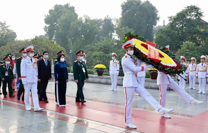 Đại biểu dự Đại hội Thi đua yêu nước toàn quốc vào Lăng viếng Bác - 9