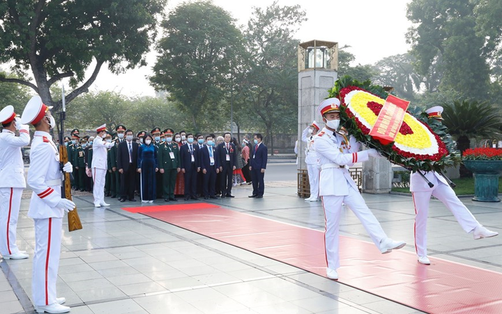 Đại biểu dự Đại hội Thi đua yêu nước toàn quốc vào Lăng viếng Bác - 10