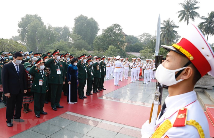 Đại biểu dự Đại hội Thi đua yêu nước toàn quốc vào Lăng viếng Bác - 12