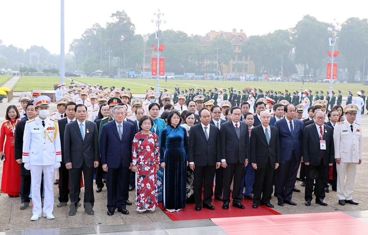 Đại biểu dự Đại hội Thi đua yêu nước toàn quốc vào Lăng viếng Bác - 2