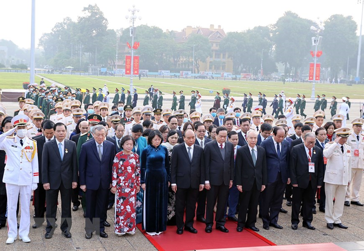 Đại biểu dự Đại hội Thi đua yêu nước toàn quốc vào Lăng viếng Bác - 3