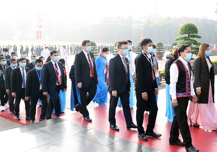 Đại biểu dự Đại hội Thi đua yêu nước toàn quốc vào Lăng viếng Bác - 4