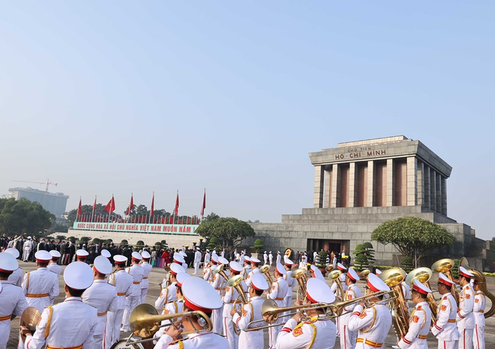 Đại biểu dự Đại hội Thi đua yêu nước toàn quốc vào Lăng viếng Bác - 5