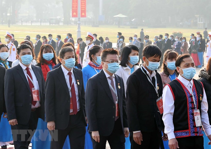 Đại biểu dự Đại hội Thi đua yêu nước toàn quốc vào Lăng viếng Bác - 6