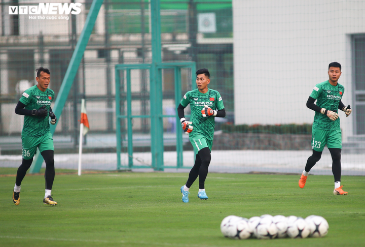 Văn Toàn, Xuân Trường tập đánh đầu, tuyển Việt Nam học lại kỹ thuật cơ bản - 6