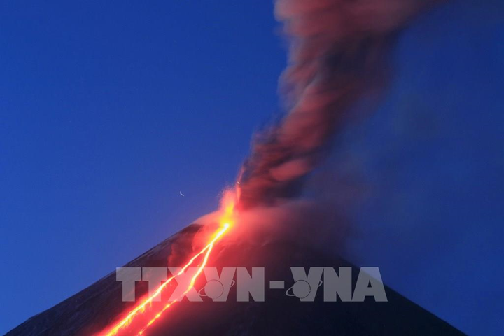 Ảnh: Núi lửa Kamchatka của Nga tuôn trào dung nham - 1