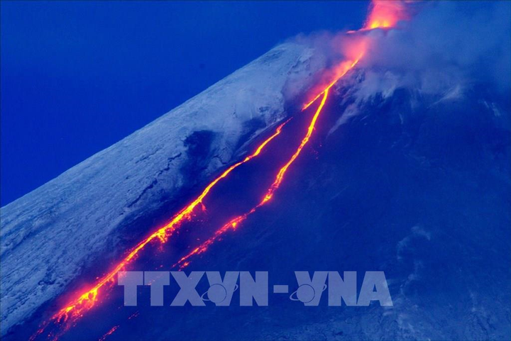 Ảnh: Núi lửa Kamchatka của Nga tuôn trào dung nham - 2
