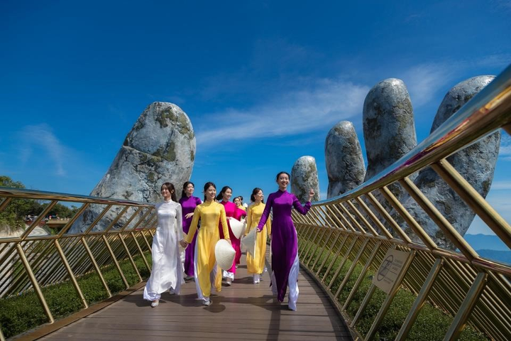 Ngắm những hình này, dễ hiểu lý do Cầu Vàng được World Travel Awards vinh danh - 4