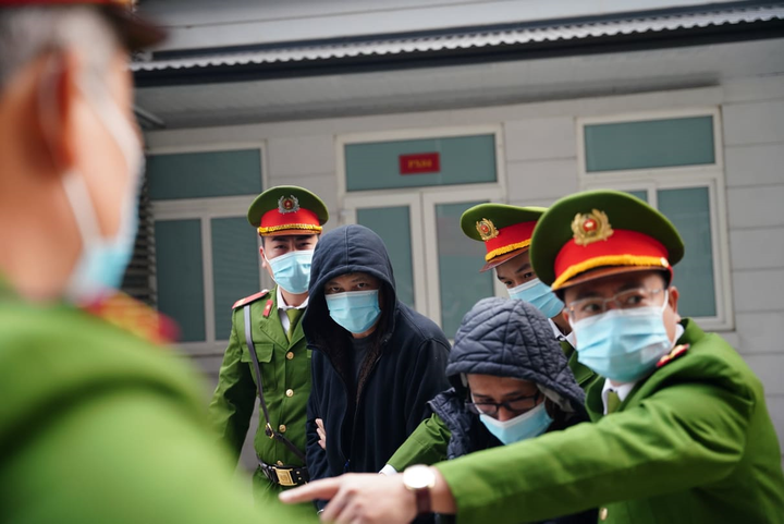 Ảnh: Cựu Giám đốc CDC Hà Nội Nguyễn Nhật Cảm cùng đồng phạm bị dẫn giải tới toà - 5