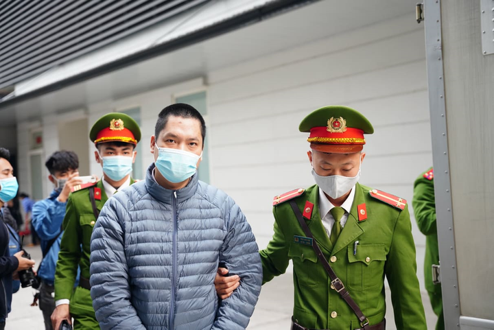 Ảnh: Cựu Giám đốc CDC Hà Nội Nguyễn Nhật Cảm cùng đồng phạm bị dẫn giải tới toà - 6