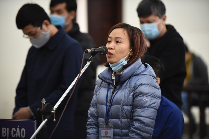 Ảnh: Cựu Giám đốc CDC Hà Nội Nguyễn Nhật Cảm cùng đồng phạm bị dẫn giải tới toà - 9