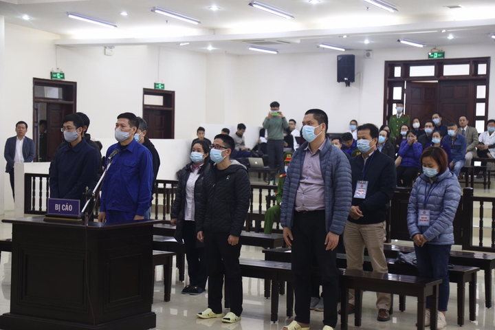 Ảnh: Cựu Giám đốc CDC Hà Nội Nguyễn Nhật Cảm cùng đồng phạm bị dẫn giải tới toà - 8