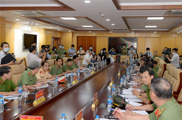 Luật sư của bà Trần Uyên Phương: Hợp đồng chuyển nhượng cổ phần là hợp pháp - 2