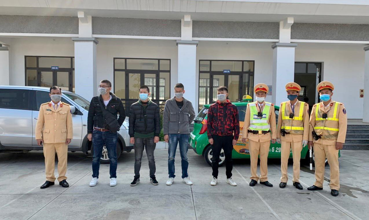 Ngăn chặn taxi chở 4 người Trung Quốc nhập cảnh trái phép - 1