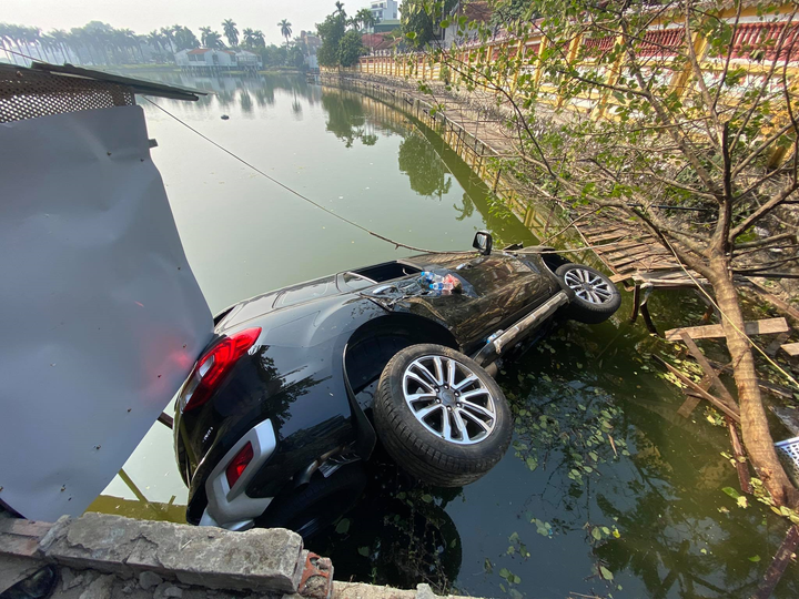 Ô tô chở 4 người lao xuống hồ ở Hà Nội - 1