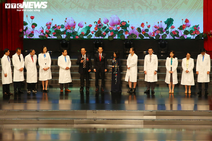 Xúc động bước đi chập chững của Trúc Nhi, Diệu Nhi ở Đại hội Thi đua yêu nước - 2