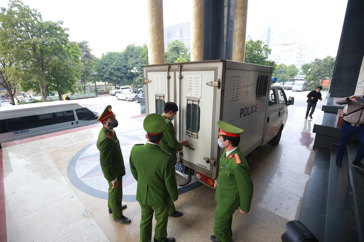 Ảnh: Cựu Giám đốc CDC Hà Nội Nguyễn Nhật Cảm cùng đồng phạm bị dẫn giải tới toà - 1