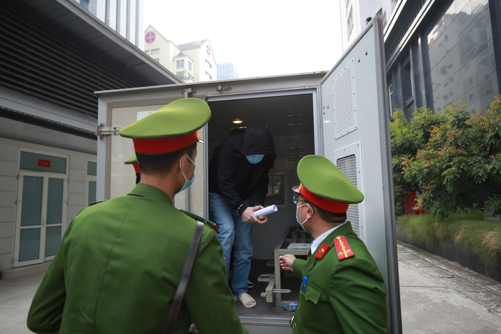 Ảnh: Cựu Giám đốc CDC Hà Nội Nguyễn Nhật Cảm cùng đồng phạm bị dẫn giải tới toà - 2