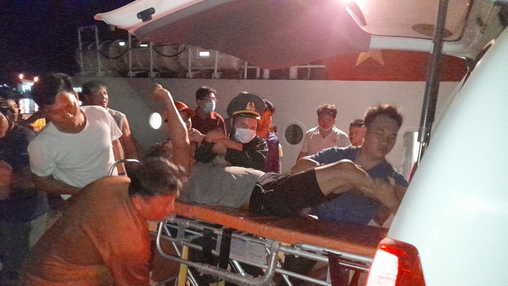 Bộ đội Biên phòng cứu 4 ngư dân ngạt khí hầm cá trên tàu lênh đênh giữa biển - 1