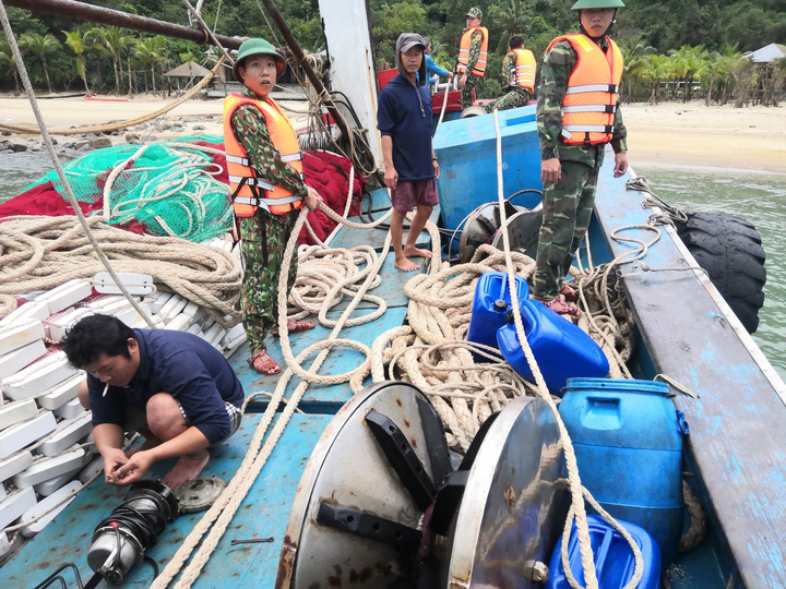 Tàu cá có nguy cơ bị chìm ở vùng biển Cù Lao Chàm, 12 ngư dân thoát chết - 1