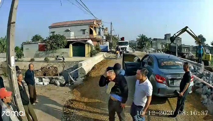 Chủ xe khách ở Thái Bình bị nhóm người hành hung giữa ban ngày - 1