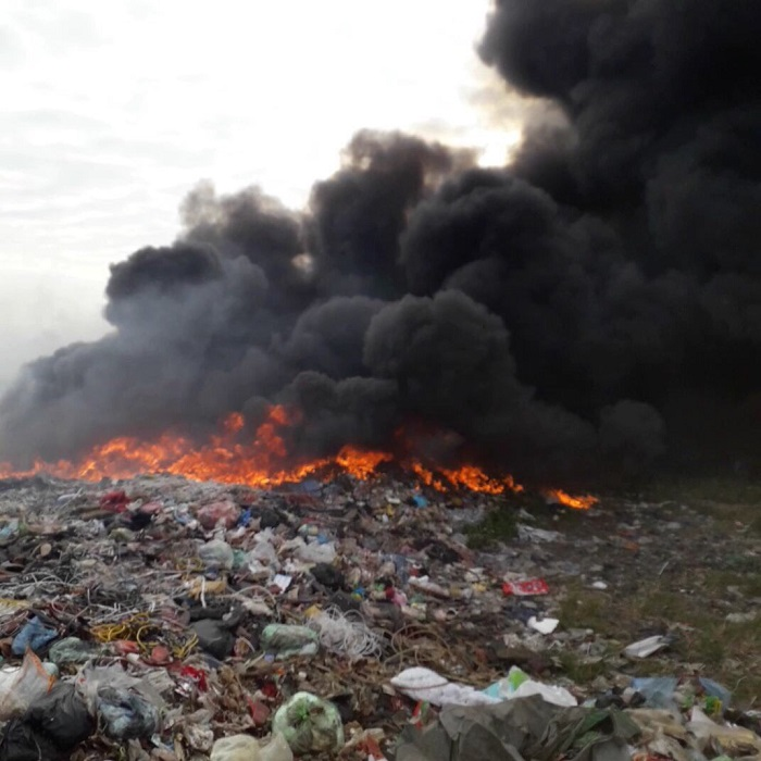 Rác thải công nghiệp bị đổ rồi đốt trộm, người Hải Dương bị mùi khét tra tấn - 1