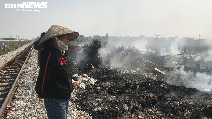 Rác thải công nghiệp bị đổ rồi đốt trộm, người Hải Dương bị mùi khét tra tấn - 2