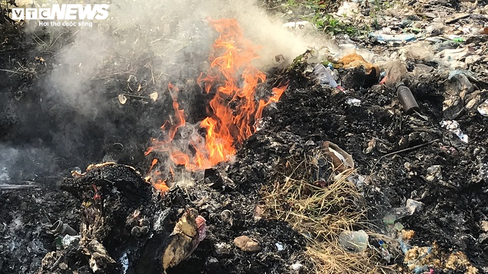 Rác thải công nghiệp bị đổ rồi đốt trộm, người Hải Dương bị mùi khét tra tấn - 3