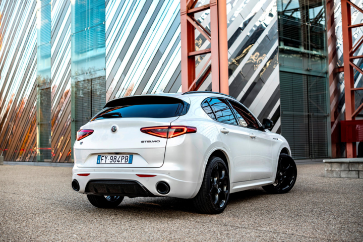 Alfa Romeo 'nhá hàng' siêu xe SUV Stelvio Veloce Ti - 5