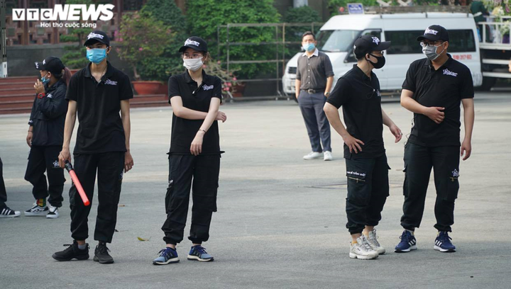 Hàng trăm người hâm mộ có mặt từ sớm tiễn đưa nghệ sĩ Chí Tài - 7